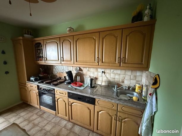 Cuisine équipée complète comprenant four plaque hotte lave vaisselle et évier