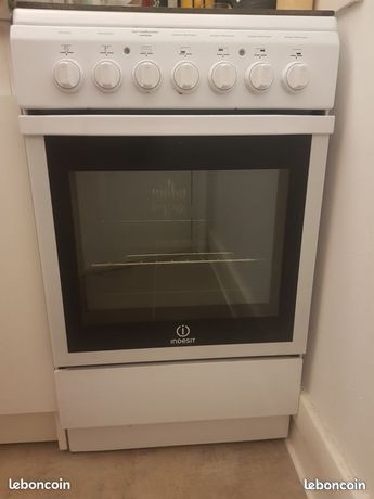 Cuisinière avec four électrique et table vitrocéramique INDESIT