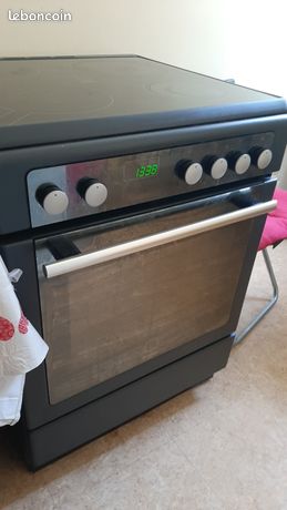 Cuisiniere avec four plaques vitroc entièrement électrique urgent