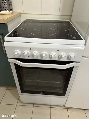 Cuisinière électrique avec plaques et four