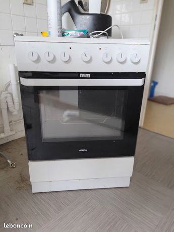 Cuisinière électrique avec plaques vitrocéramique