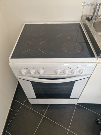 Cuisinière Indesit 4 feux électriques et four multifonction catalyse