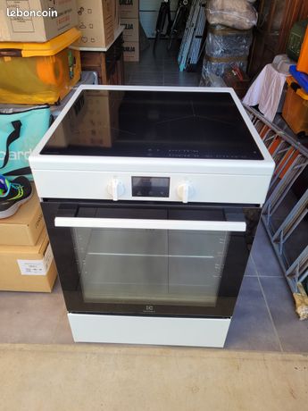 Cuisinière induction ELECTROLUX modèle LKI64850BW