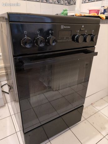 Cuisinière vitrocéramique Electrolux EKC54953OK