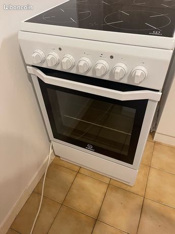 Cuisinière : Four et plaque vitrocéramique indesit