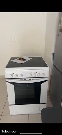 Cuisinière Indesit avec four et plaques vitrocéramiques