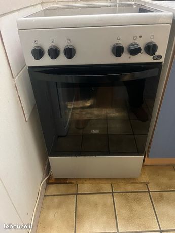 Cuisiniere sur pied