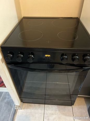 Cuisinière vitrocéramique INDESIT