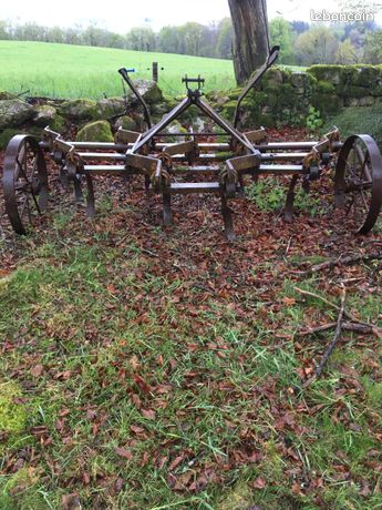 Cultivateur agricole 13 dents ancien porté