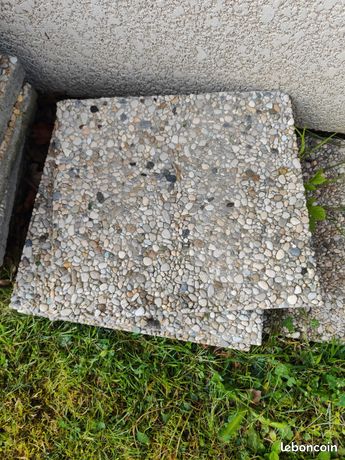 Dalles gravillonnées extérieures 40 x 40 x 4 cm A récupérer sur place Il reste 20m2. 13-15kg/dalle