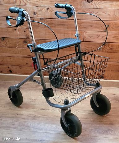 Déambulateur à roulettes avec panier