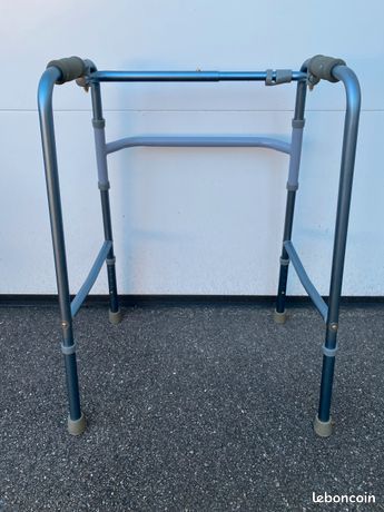 Déambulateur réglable et pliable