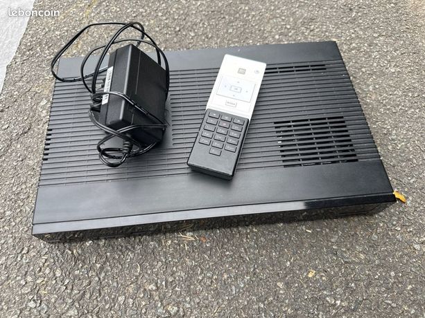 Décodeur TV SFR avec télécommande