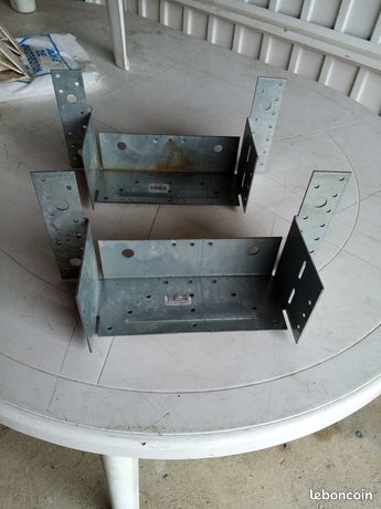 Deux grand sabots métallique pour charpente