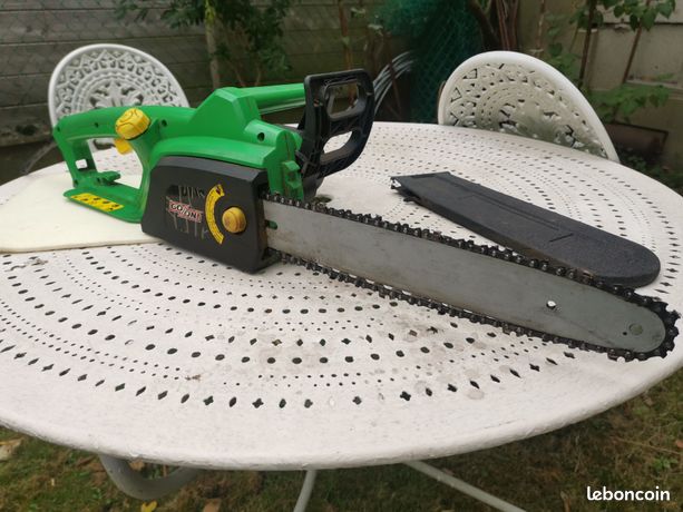 Deux tronçonneuses électriques filaires