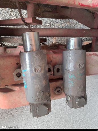 Deux verins blocage de pont mecalac