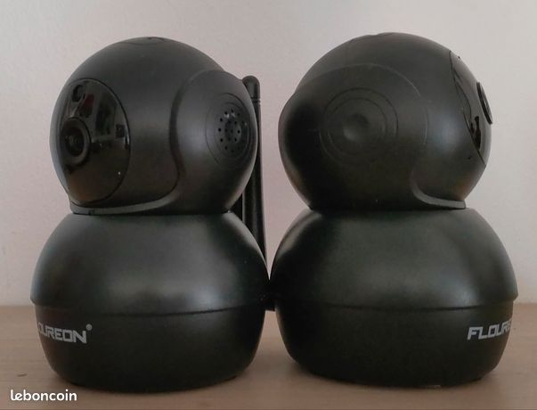 Deux caméras de surveillance intérieur