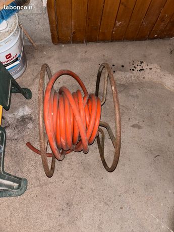 Dévidoir métallique avec tuyau darrosage