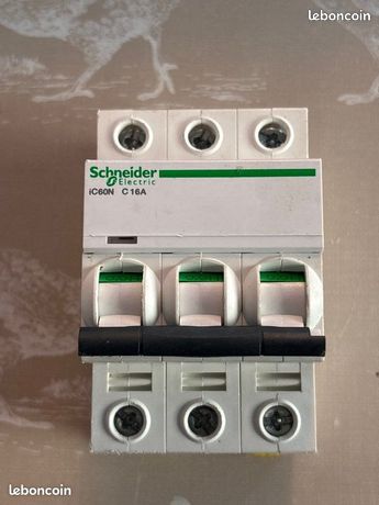 Disjoncteur 3 pôles Schneider Electric 16 A