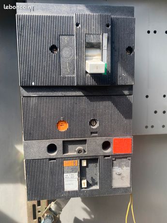 Disjoncteur + armoire électrique fermant à clés double ouverture