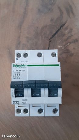 Disjoncteur c32 triphasé schneider