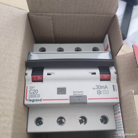 Disjoncteur différentiel legrand monobloc DX6000 10kA arrivée haute et départ bas à vis 4P 400V~ 20A typeAC 30mA