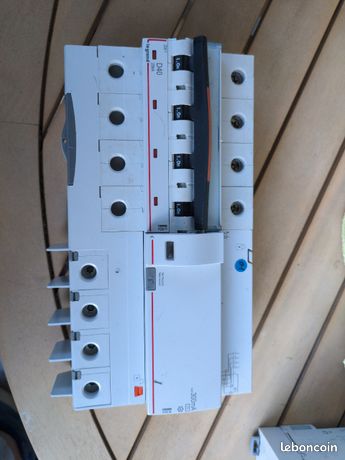 Disjoncteur DX 25kA arrivée haute et départ bas à vis 4 Pôles 400V 40A courbe D 6 modules LEGRAND 409850