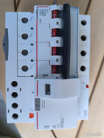 Disjoncteur DX6000 10kA arrivée haute et départ bas à vis 4P 400~ - 20A - courbe D - pour peigne HX traditionnel