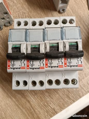 DISJONCTEUR LEGRAND 2A /C2 COURBE C 06012 LEGRAND 2A Pouv. Coupure 45KA