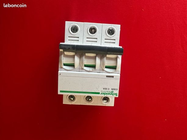Disjoncteur triphasé trois pôles 32 A Schneider