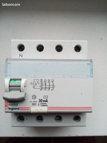 Disjoncteur triphasé