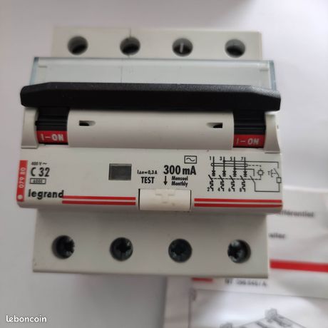 Disjoncteur différentiel monobloc Legrand DX³6000 10kA 4P 32A typeAC 300mA