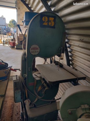 Disponible une scie à ruban sur pied