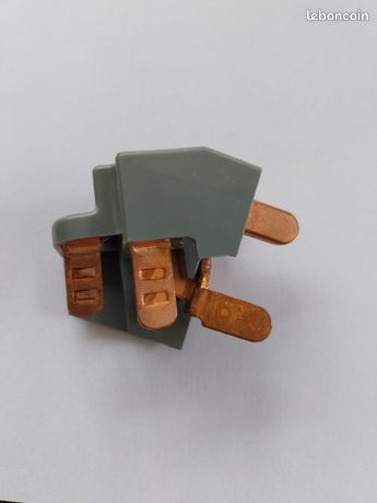 Dispositif de raccordement pour peignes verticaux et interrupteur différentiel 63A ou parafoudre