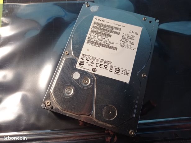 Disque dur interne 750 Go SATA HITACHI Deskstar HDS721075CLA332