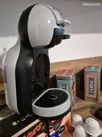 Dolce gusto mini me Très peu utilisé Vendu avec toutes les dosettes de chocolat présente sur la photoRéservoir à changer car légère fuite deau Coût 11 sur amazon dernière photo