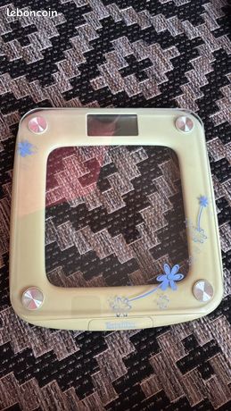 Donne balance/pèse personne