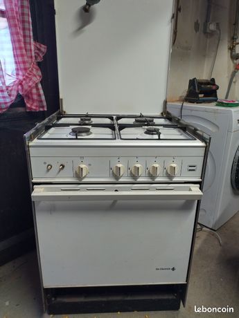 Donne cuisinière gaz