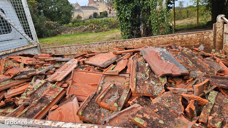 Donne gravat de tuiles