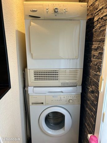 Donne lave linge et sèche linge