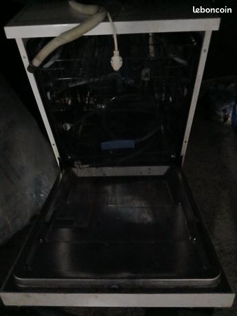 Donne lave vaisselle