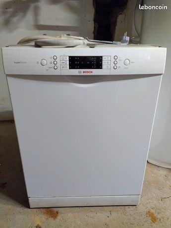 Donne lave vaisselle