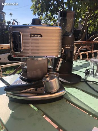 Donne machine à café expresso Delonghi + moulin à café électrique Graef