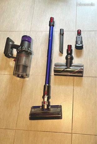 Dyson V11 absolute extra + nombreux accessoires