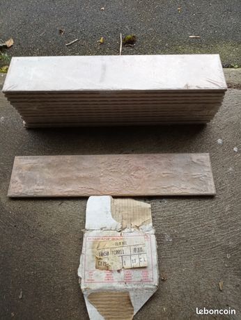 ECarrelage marron 50cm sur 11 cm 2 euros pièce encore dans son emballage