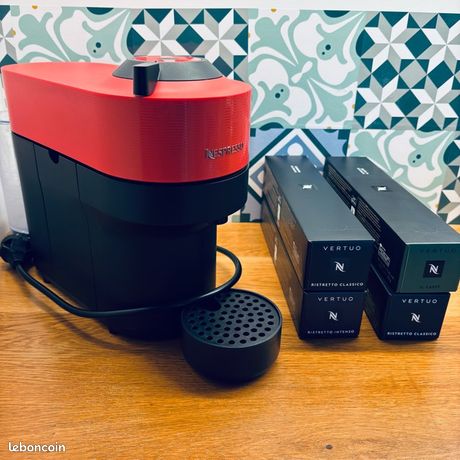 E vends une machine à café en bon état fonctionne parfaitement. 4 boîte de café sont incluses avec la machine