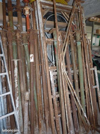 Echafaudage de maçon, étais, serre joints, règles alu, colliers, panneaux de signalisation de chantier