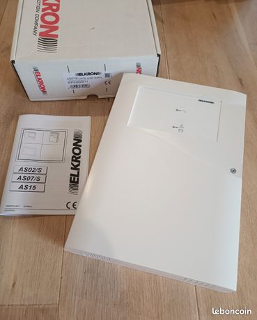 ELKRON AS07/S . Unité dalimentation avec système de bascule sur alimentation supplémentaire en boîtier plastique. Espace pour batterie jusquà 7 Ah