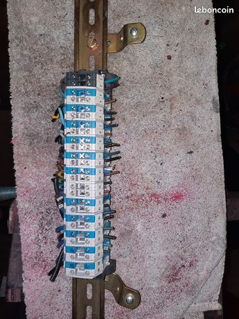 Ensemble de 26 borniers sur rail