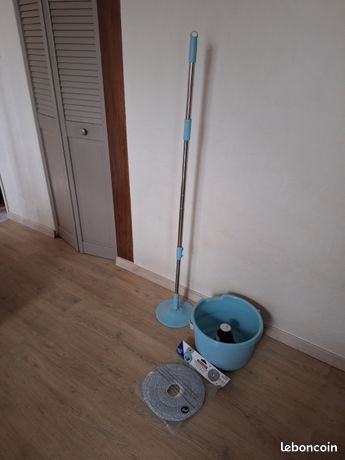 Ensemble seau rond et balai de lavage